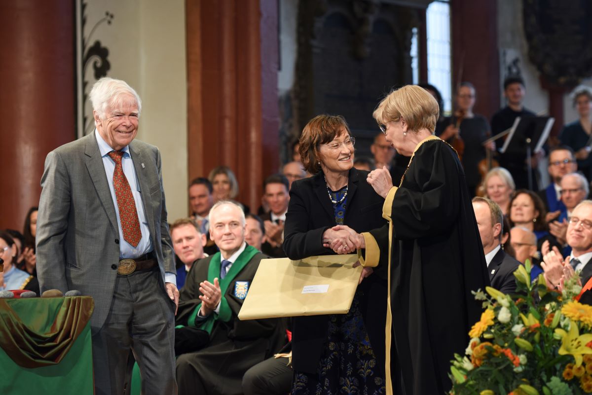 Die Rektorin gratuliert der Preisträgerin zum AlumniPreis.