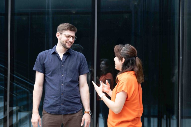 Masterstudent Florian Burkhardt und seine Mentorin Dr. Mahnaz Parian-Scherb im Austausch.