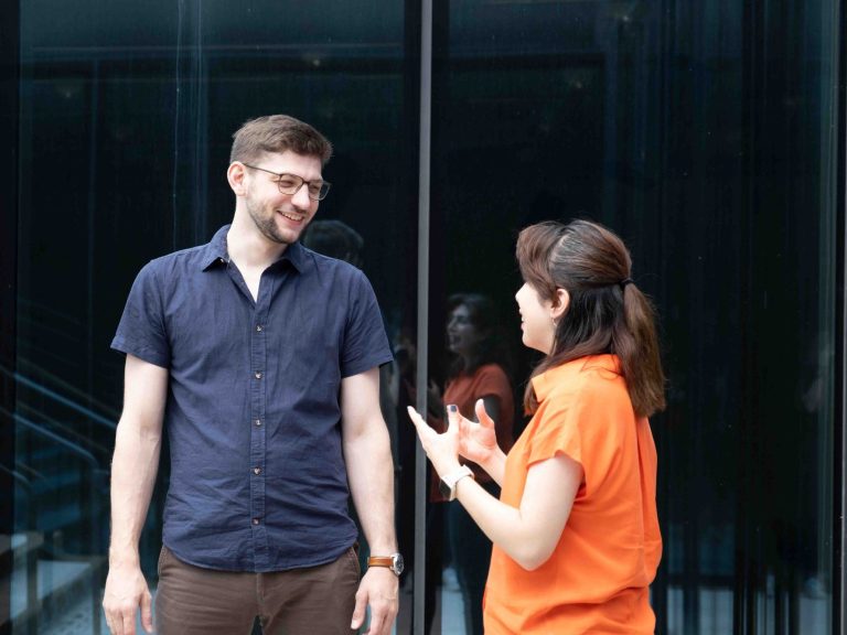 Masterstudent Florian Burckhardt und seine Mentorin Dr. Mahnaz Parian-Scherb im Gespräch