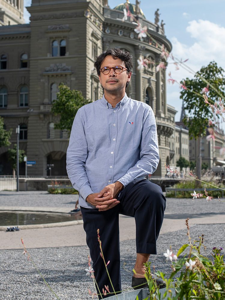 An Lac Truong Dinh, Politikreferent am EDI, fotografiert vor dem Bundeshaus in Bern