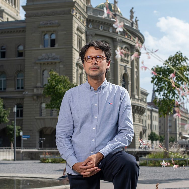 Alumnus Dr. An Lac Truong Dinh, Politikreferent am Eidgenössischen Departemenet des Innern EDI, fotografiert vor dem Bundeshaus in Bern