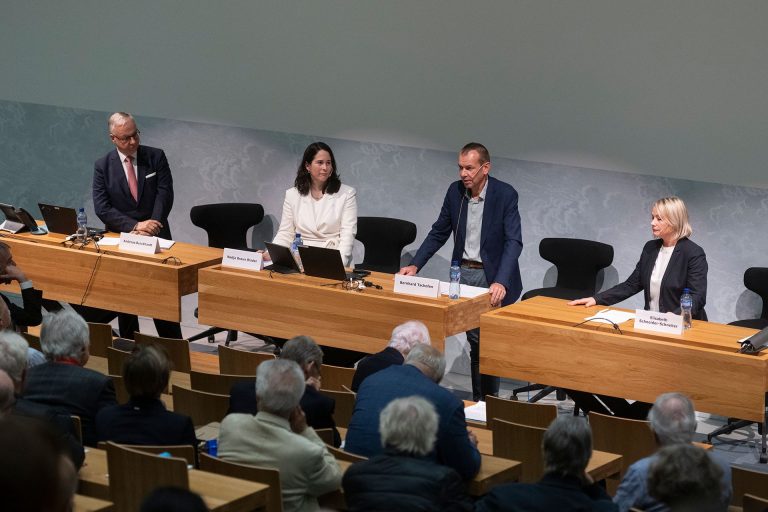 Walter Leimgruber und Doris Leuthard diskutieren am Hersbstanlass 2022.