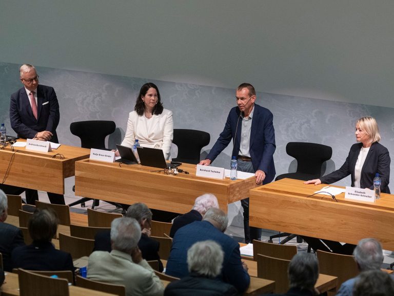 Dr. Andreas Burckhardt, Prof. Dr. Nadja Braun Binder, Prof. Dr. Bernhard Tschofen und Elisabeth Schneider-Schneiter diskutieren am Herbstanlass 2023.